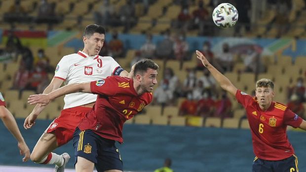 Poland's Robert Lewandowski, left, scores his side's opening goal during the Euro 2020 soccer championship group E match between Spain and Poland at La Cartuja stadium in Seville, Spain, Saturday, June 19, 2021. (David Ramos/Pool via AP)