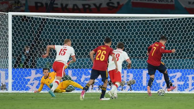 SEVILLE, SPAIN - JUNE 19: Alvaro Morata of Spain shoots on the rebound towards Wojciech Szczesny of Poland after team mate Gerard Moreno (Not pictured) hit the post from a penalty during the UEFA Euro 2020 Championship Group E match between Spain and Poland at Estadio La Cartuja on June 19, 2021 in Seville, Spain. (Photo by David Ramos/Getty Images)
