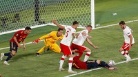 Momen Morata di depan gawang Polandia. Usai laga, pemain Spanyol Rodri bilang bolanya memang susah banget masuk ke gawang Polandia. (Foto: AP/Jose Manuel Vidal)