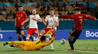 Yang ini momen Wojciech Szczesny menghalau bola sepakan Morata. (Foto: Getty Images/Marcelo Del Pozo - Pool)