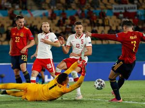 Foto Momen Spanyol di Depan Gawang Polandia tapi Tidak Gol Juga