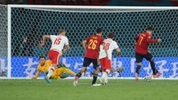 Sepakan Alvaro Morata saat melakukan rebound usai penalti gagal Moreno pun masih melenceng. (Foto: Getty Images/David Ramos)