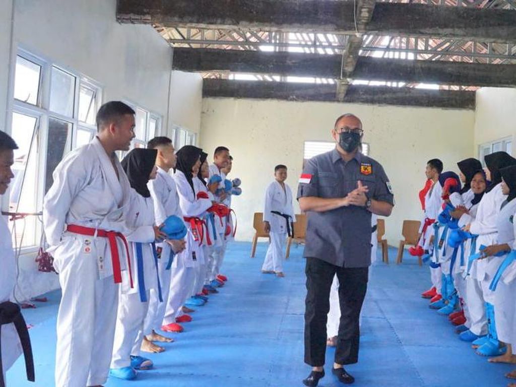 Andre Rosiade Yakin Karateka Sumbar Raih Emas PON Papua Andre Rosiade Yakin Karateka Sumbar Raih Emas PON Papua