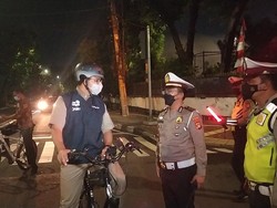 Anies Tinjau Pembatasan di Jl Bulungan: Kita Coba Semua Cara Tekan Corona