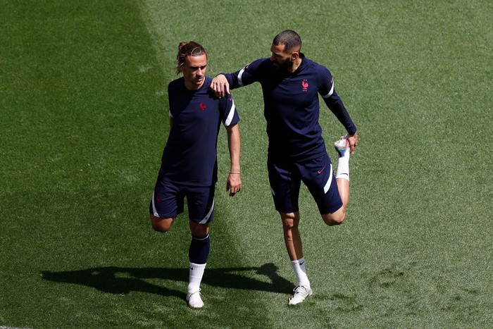 BUDAPEST, HUNGARY - JUNE 18: Antoine Griezmann and Karim Benzema of France stretch during the France Training Session ahead of the UEFA Euro 2020 Championship Group F match between Hungary and France at Puskas Arena on June 18, 2021 in Budapest, Hungary. (Photo by Laszlo Balogh - Pool/Getty Images)