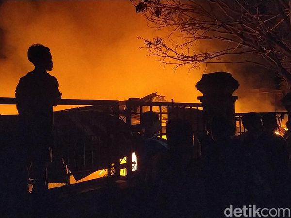 Kobaran Api yang Ludeskan Pasar Leles Garut