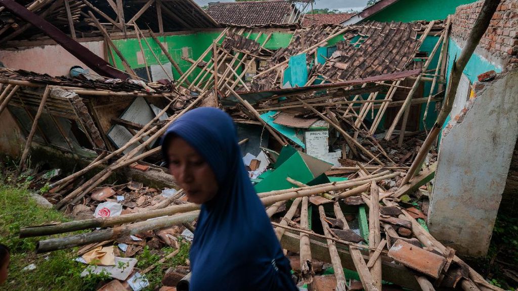 Gegara Hujan Angin, Atap Sekolah di Lebak Roboh Gegara Hujan Angin, Atap Sekolah di Lebak Roboh