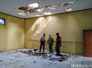 Rapuh Termakan Usia dan Diterjang Hujan Deras, Atap SD di Ponorogo Ambrol