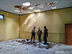 Rapuh Termakan Usia dan Diterjang Hujan Deras, Atap SD di Ponorogo Ambrol