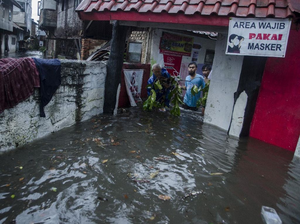 Banjir Rendam Kawasan Kacapiring Bandung Banjir Rendam Kawasan Kacapiring Bandung