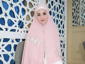 Pernah Gaya Pakai Hijab, Celine Evangelista Kini Tampil Bercadar Pernah Gaya Pakai Hijab, Celine Evangelista Kini Tampil Bercadar