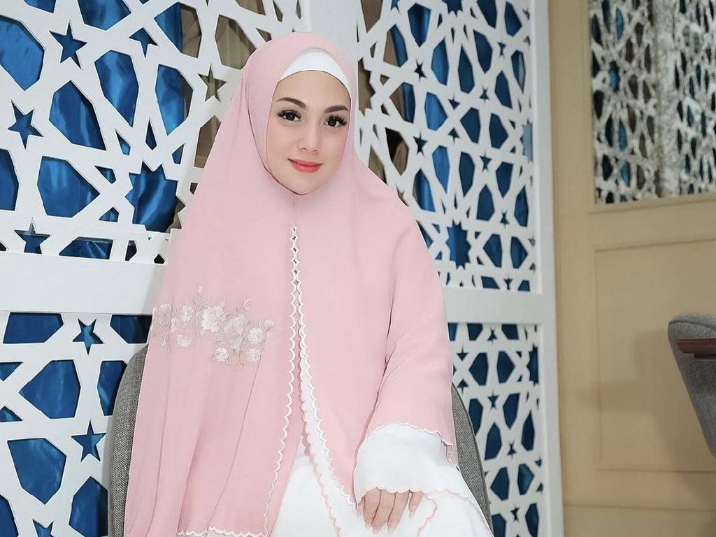 8 Gaya Celine Evangelista yang Diisukan Mualaf, Pakai Hijab Hingga Gamis