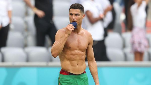 Cristiano Ronaldo dan Sixpack Water Only