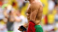 Selepas laga, seperti biasa para pemain besalaman dan beberapa dari mereka membuka jersey. Hal serupa juga dilakukan pemain bintang Portugal, Cristiano Ronaldo (Getty Images/Alexander Hassenstein)