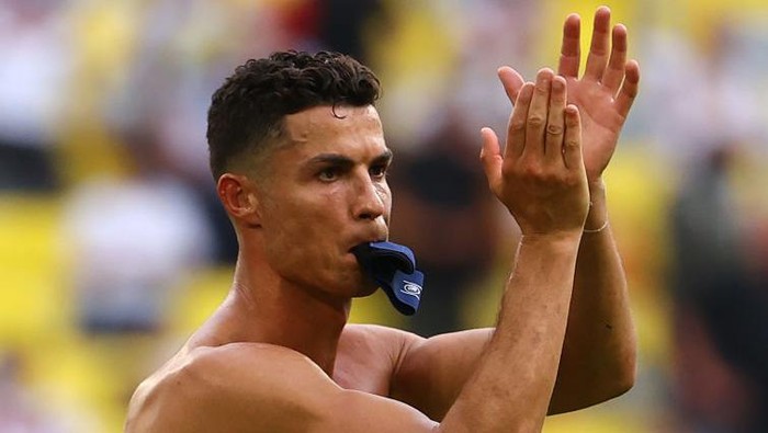 MUNICH, GERMANY - JUNE 19: Cristiano Ronaldo of Portugal applauds the fans following defeat in the UEFA Euro 2020 Championship Group F match between Portugal and Germany at Football Arena Munich on June 19, 2021 in Munich, Germany.  (Photo by Kai Pfaffenbach - Pool/Getty Images)
