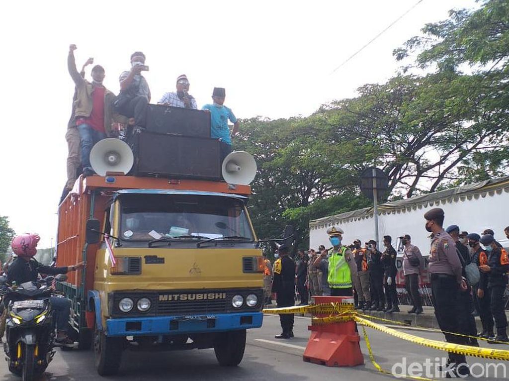 Tolak Swab, Warga Madura Demo-Terobos Penyekatan di Suramadu Tolak Swab, Warga Madura Demo-Terobos Penyekatan di Suramadu
