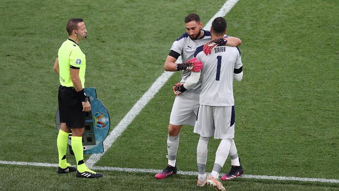 ROME, ITALY - JUNE 20: Gianluigi Donnarumma of Italy is replaced by team mate Salvatore Sirigu during the UEFA Euro 2020 Championship Group A match between Italy and Wales at Olimpico Stadium on June 20, 2021 in Rome, Italy. (Photo by Ryan Pierse/Getty Images)