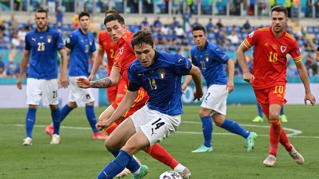 ROME, ITALY - JUNE 20: Federico Chiesa of Italy battles for possession with Harry Wilson of Wales during the UEFA Euro 2020 Championship Group A match between Italy and Wales at Olimpico Stadium on June 20, 2021 in Rome, Italy. (Photo by Andreas Solaro - Pool/Getty Images)