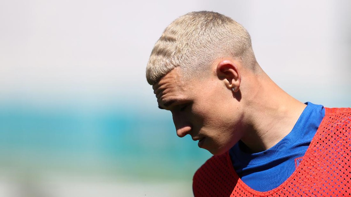 Phil Foden ribut sama pacar saat liburan bareng di pantai. (Foto: Getty Images/Catherine Ivill)