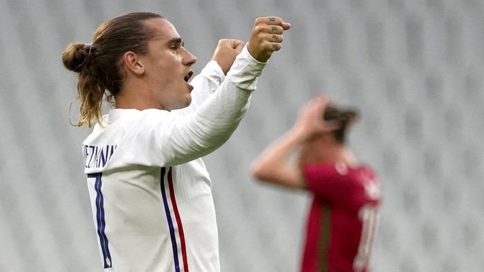 Frances Antoine Griezmann, left, celebrates his goal against Bulgaria during the international friendly soccer match between France and Bulgaria at the Stade De France in Saint Denis, North of Paris, France, Tuesday, June 8, 2021. (AP Photo/Francois Mori)