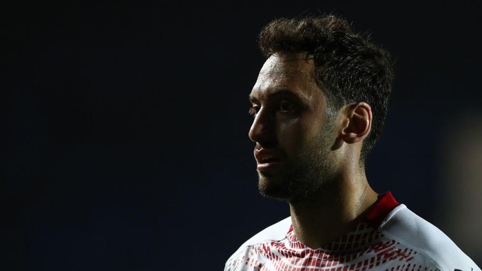 BERGAMO, ITALY - MAY 23: Hakan Calhanoglu of AC Milan looks on during the Serie A match between Atalanta BC and AC Milan at Gewiss Stadium on May 23, 2021 in Bergamo, Italy. Sporting stadiums around Italy remain under strict restrictions due to the Coronavirus Pandemic as Government social distancing laws prohibit fans inside venues resulting in games being played behind closed doors.  (Photo by Marco Luzzani/Getty Images)