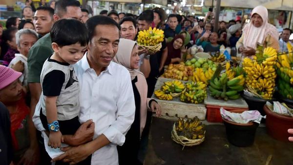 Hari Ulang Tahun Jokowi, Intip Momen Blusukannya Belanja Buah di Pasar