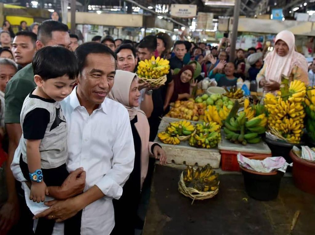 Hari Ulang Tahun Jokowi, Intip Momen Blusukannya Belanja Buah di Pasar