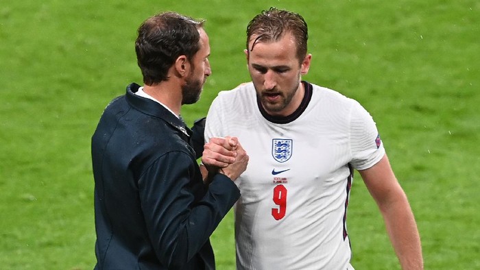 LONDON, ENGLAND - JUNE 18: Harry Kane of England shakes hands with Gareth Southgate, Head Coach of England as he is substituted during the UEFA Euro 2020 Championship Group D match between England and Scotland at Wembley Stadium on June 18, 2021 in London, England. (Photo by Facundo Arrizabalaga - Pool/Getty Images)
