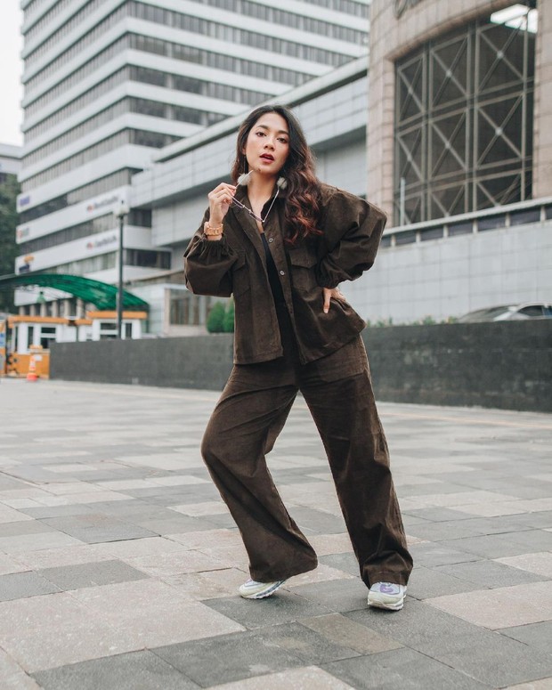 Ide Fashion Artis Dinda Kirana/sumber: www.instagram.com/dindakirana.s/ Tampilan kasual ala Dinda Kirana yang menawan.