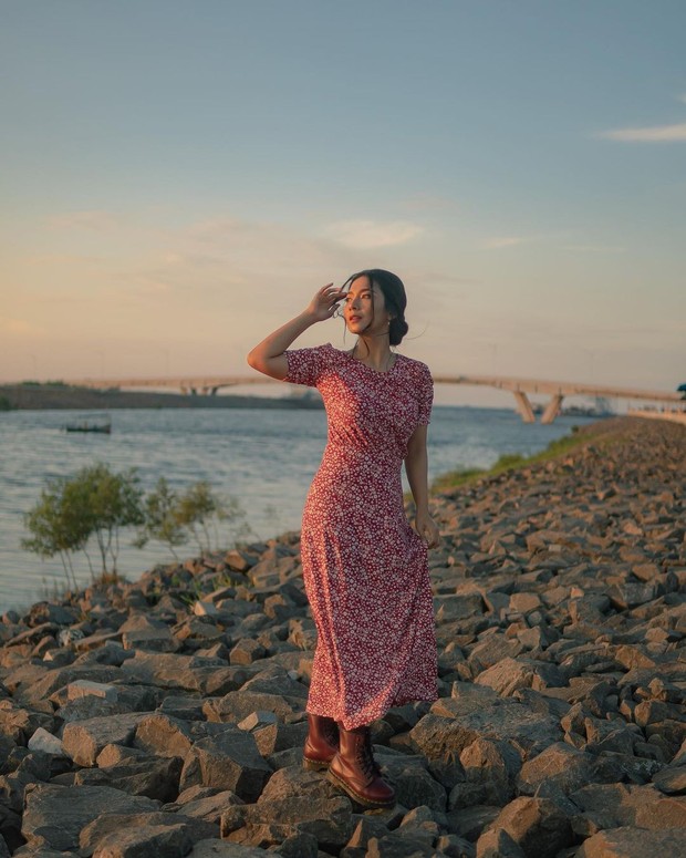 Ide Fashion Artis Dinda Kirana/sumber: www.instagram.com/dindakirana.s/ Terlihat menawan dalam balutan busana long dress motif floral.