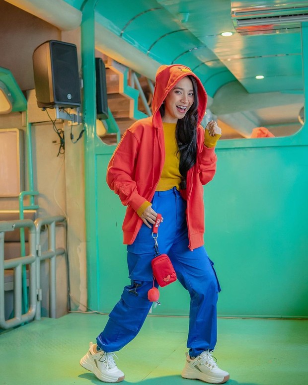 Ide Fashion Artis Dinda Kirana/sumber: www.instagram.com/dindakirana.s/ Outfit ala Dinda Kirana yang terlihat cheerful.