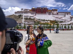 Dilema Istana Dalai Lama Saat Kebanjiran Turis China