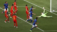 Gol! Italia memecah kebuntuan di menit ke-38. Pessina mencatatkan namanya di papan skor. Ryan Pierse/Pool via AP.
