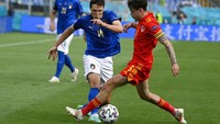 Italia terus menggempur pertahanan Wales guna menambah skor. Riccardo Antimiani, Pool via AP.