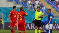  Wales harus bermain dengan 10 pemain di menit ke-56. Ethan Ampadu diusir wasit setelah melakukan tekel terlambat kepada Bernardeschi. AP Photo/Alessandra Tarantino, Pool via AP.