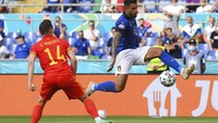 Memasuki babak kedua, Italia tidak mengendurkan serangan. Riccardo Antimiani, Pool via AP.