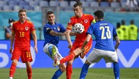 Unggul jumlah pemain, Italia leluasa mengeksploitasi lini belakang Wales. Alberto Lingria/Pool via AP.