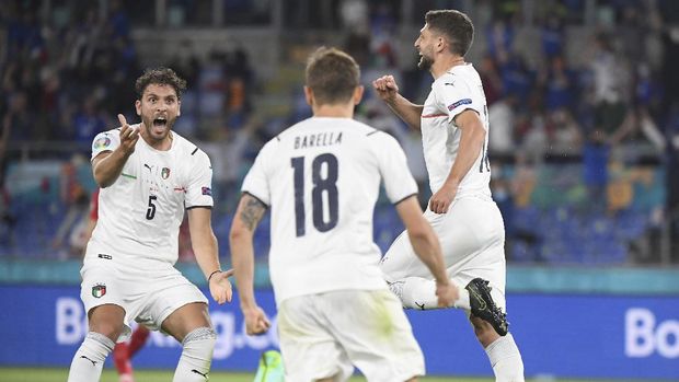 Italia vs Turki Italy's Manuel Locatelli, left, celebrates with Italy's Nicolo Barella, center, and Italy's Domenico Berardi after Turkey's Merih Demiral scores an own goal during the Euro 2020 soccer championship group A match between Italy and Turkey at the Olympic stadium in Rome, Friday, June 11, 2021. (Alberto Lingria/Pool Photo via AP)