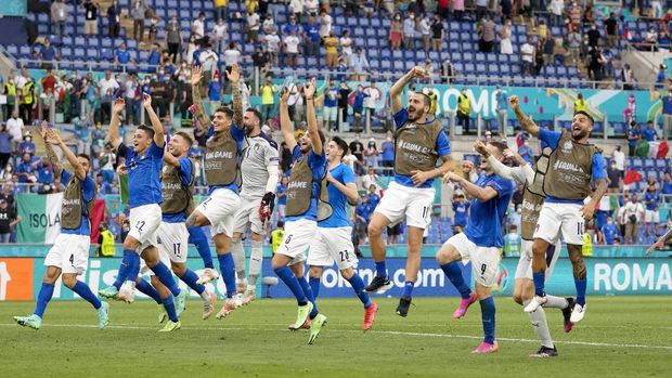 Italy players celebrate their 1-0 win at the end of the Euro 2020 soccer championship group A match between Italy and Wales, at the Rome Olympic stadium, Sunday, June 20, 2021. Italy won 1-0. (AP Photo/Alessandra Tarantino, Pool via AP)