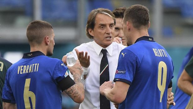 Italy's manager Roberto Mancini talks to Italy's Andrea Belotti, right and Italy's Marco Verratti during the Euro 2020 soccer championship group A match between Italy and Wales at the Stadio Olimpico stadium in Rome, Sunday, June 20, 2021. (Alberto Lingria/Pool via AP)