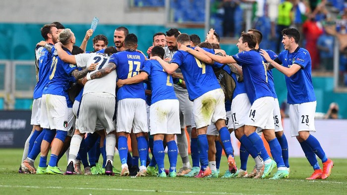 ROME, ITALY - JUNE 20: Players of Italy celebrate at the end of the UEFA Euro 2020 Championship Group A match between Italy and Wales at Olimpico Stadium on June 20, 2021 in Rome, Italy. (Photo by Claudio Villa/Getty Images)
