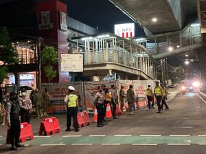 Pembatasan Mobilitas Berlaku, Jl Gunawarman Jaksel dari Depan KFC Ditutup