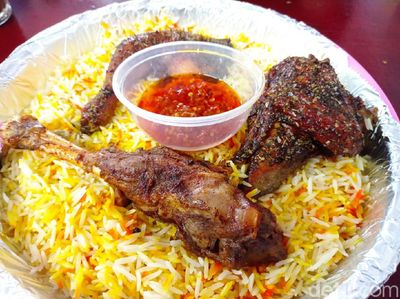 Harumnya Nasi Kebuli dengan Topping Ayam dan Kambing Khas Yordania