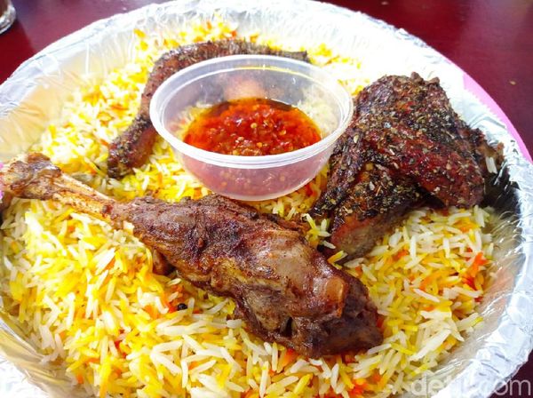 Harumnya Nasi Kebuli dengan Topping Ayam dan Kambing Khas Yordania