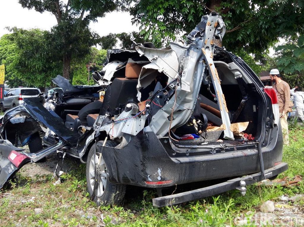4 Truk-Mobil Kecelakaan Beruntun di Tol Boyolali, 2 Orang Tewas 4 Truk-Mobil Kecelakaan Beruntun di Tol Boyolali, 2 Orang Tewas