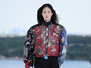 Louis Vuitton Gelar Peragaan di Jembatan Seoul, Gandeng Sutradara Squid Game