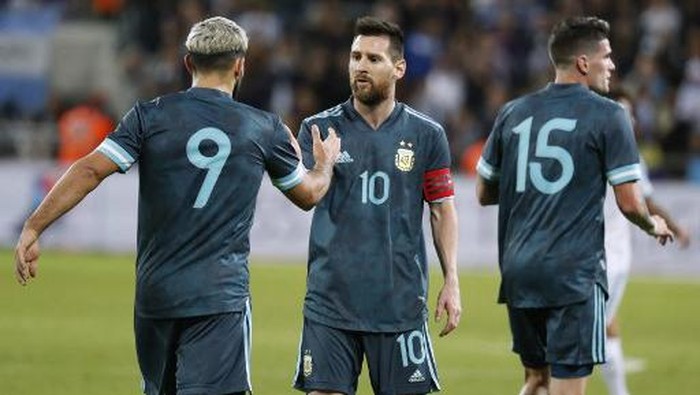 Argentinas forward Sergio Aguero greets Argentinas forward Lionel Messi during the friendly football match between Argentina and Uruguay at the Bloomfield stadium in the Israeli coastal city of Tel Aviv on November 18, 2019. (Photo by EMMANUEL DUNAND / AFP)