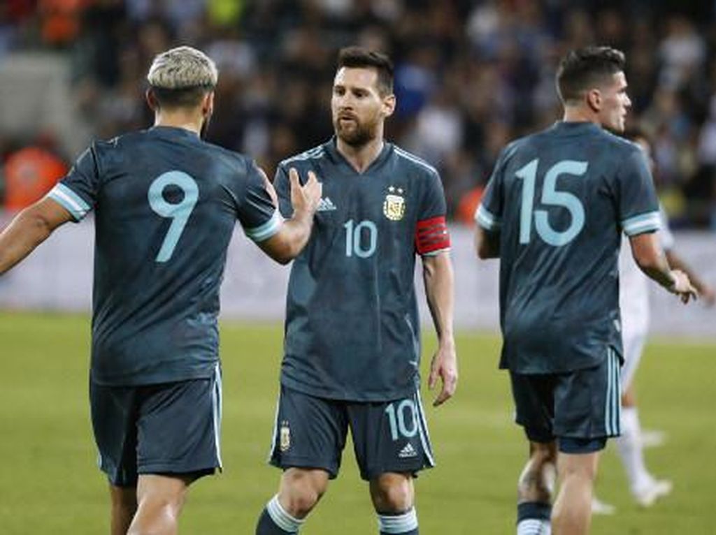 Aguero Terus Yakinkan Messi agar Tetap di Barcelona Aguero Terus Yakinkan Messi agar Tetap di Barcelona