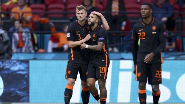 Makedonia Utara vs Belanda Memphis Depay of the Netherlands, center, celebrates with Matthijs de Ligt, left, and Denzel Dumfries, after scoring his side's opening goal during the Euro 2020 soccer championship group F match between North Macedonia and Netherlands, at the Johan Cruyff ArenA in Amsterdam, Netherlands, Monday, June 21 2021. (Kenzo Tribouillard/Pool via AP)