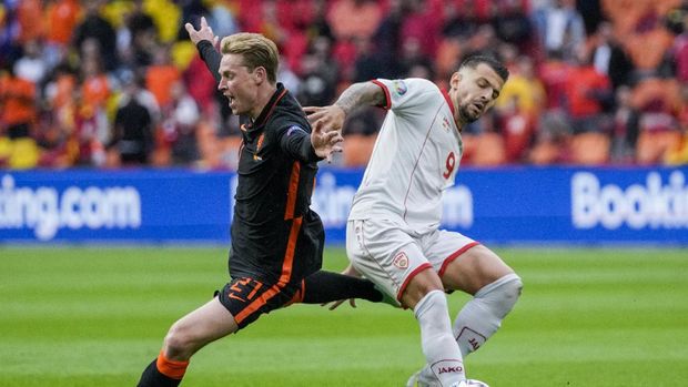 Makedonia Utara vs Belanda Frenkie de Jong of the Netherlands, left, duels for the ball with North Macedonia's Aleksandar Trajkovski during the Euro 2020 soccer championship group C match between North Macedonia and The Netherlands at the Johan Cruyff ArenA in Amsterdam, Netherlands, Monday, June 21, 2021. (AP Photo/Peter Dejong, Pool)